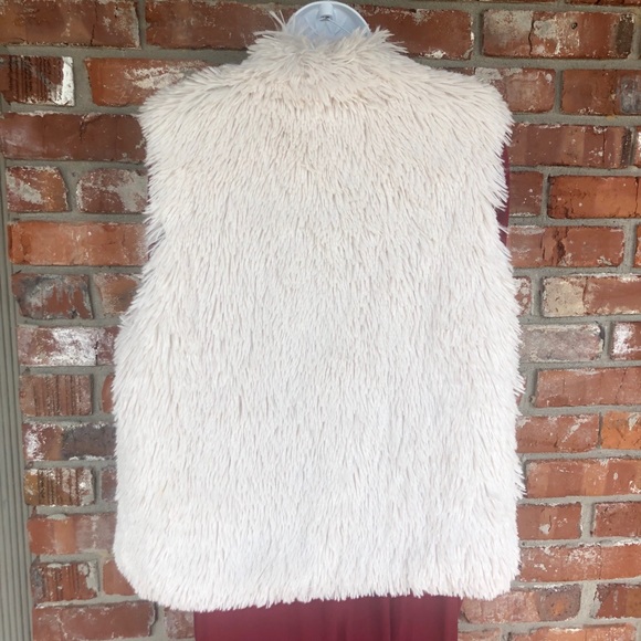 Betsey Johnson cream faux fur vest size Large - Picture 4 of 8